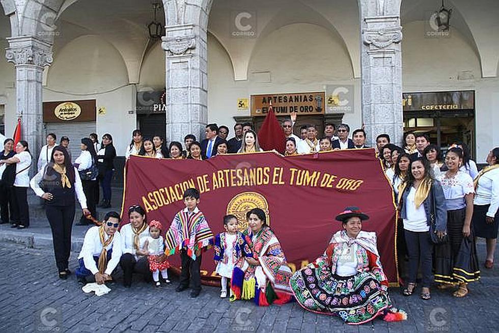 Celebran el Día del Artesano con desfile en la Plaza de Armas  (FOTOS)