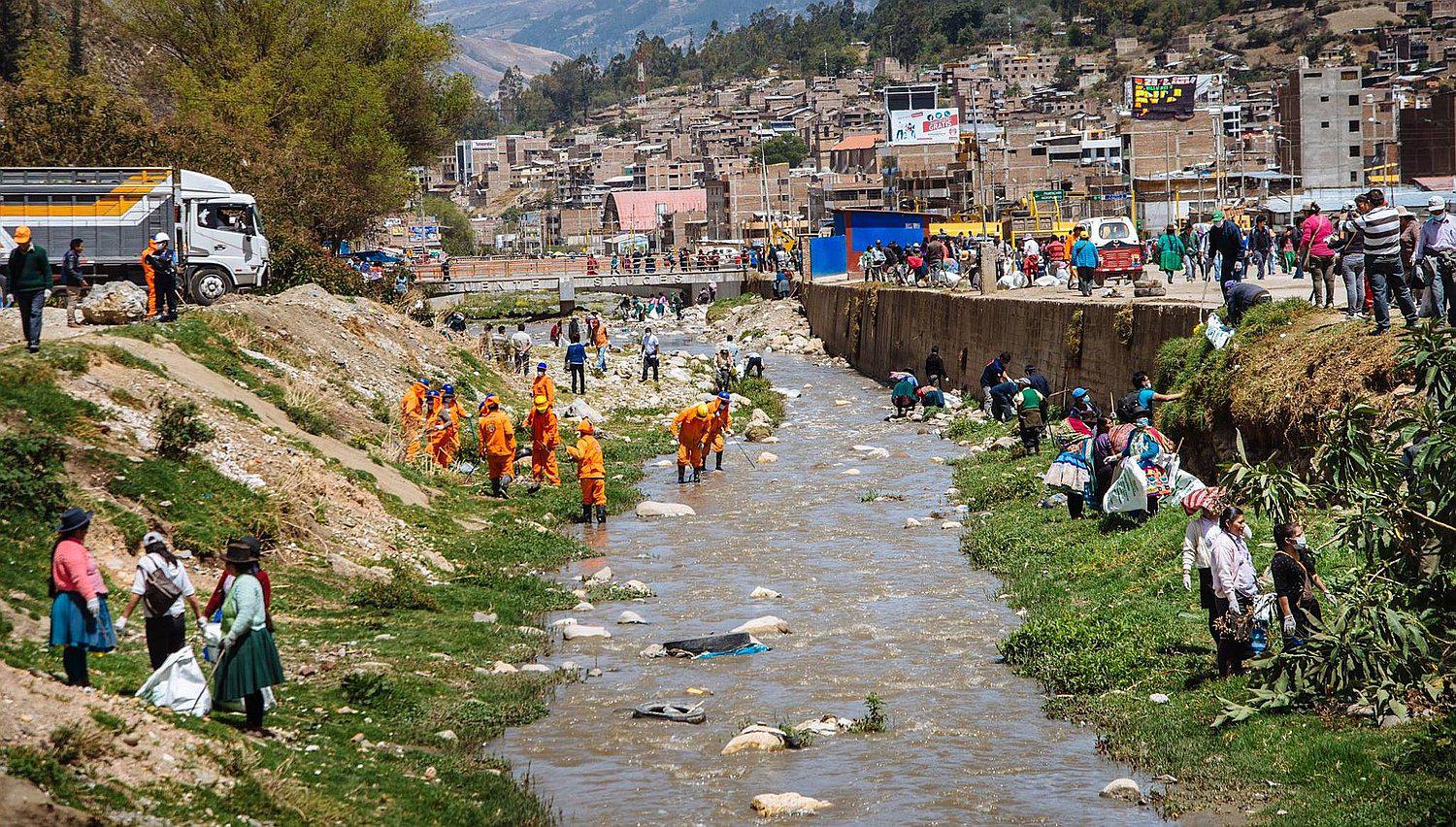 Pobladores limpian cauce del río Chumbao en Andahuaylas