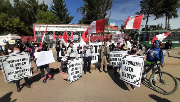 Cusco: personas protestan contra Pedro Castillo en exteriores del coliseo Casa de la Juventud. Fotos: Juan Carlos Sequeiros