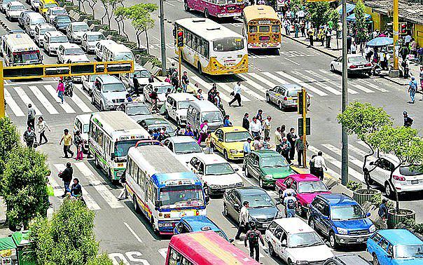 Lima luce saturada de vehículos: Caos en el 90% de avenidas y calles