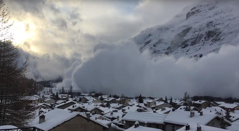 ​YouTube: Así una avalancha sepulta a todo un pueblo de los Alpes franceses (VIDEO)