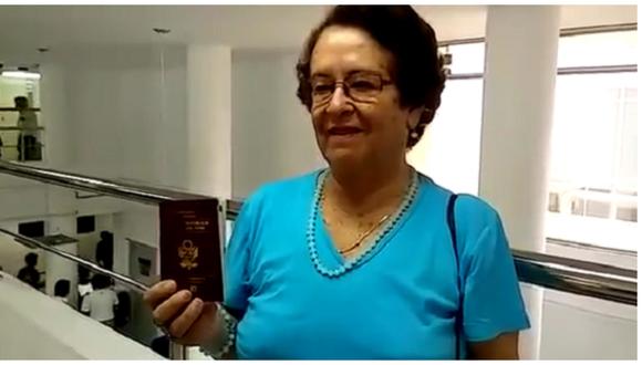 ​Una mujer recibió el primer pasaporte biométrico en el Perú