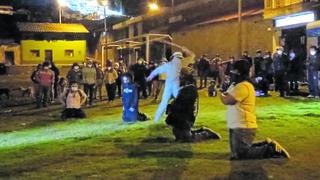 Comuneros azotan a jóvenes por infringir el toque de queda en Huancayo (VIDEO)