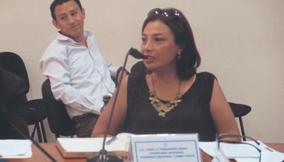 Decisión fue motivada por exceso de horas que se le otorgó a Gisella Fernández para ejercer cargo en el Gore.