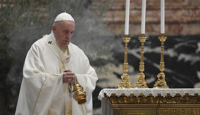El papa ofició esta misa de Jueves Santo, que conmemora la Última Cena e inaugura el Triduo Pascual, prácticamente en solitario dentro de la basílica de San Pedro del Vaticano. (AFPVATICAN MEDIA).