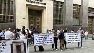 Protestan en exteriores de la Universidad de Música por designación de biólogo como rector 