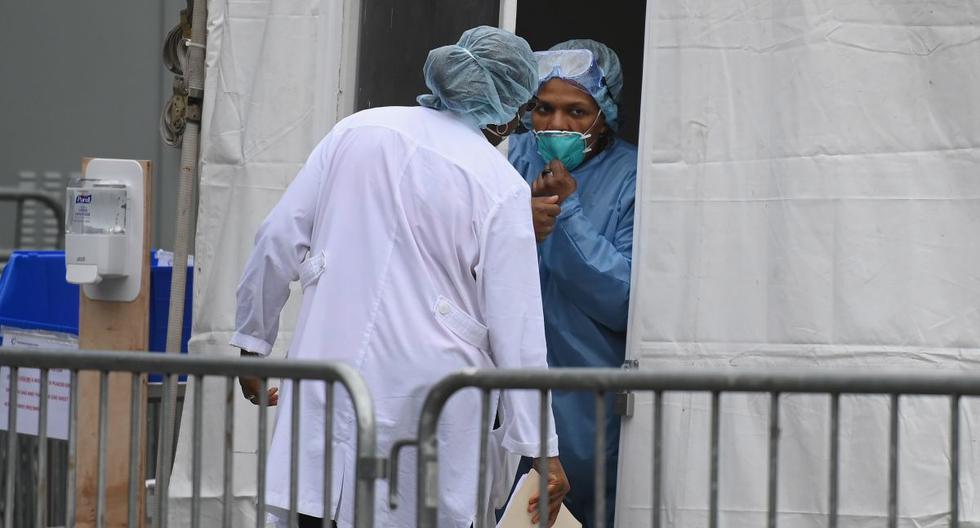 Personal médico habla afuera de una carpa de detección COVID-19 en el Brooklyn Hospital, Nueva York. (AFP/Angela Weiss).