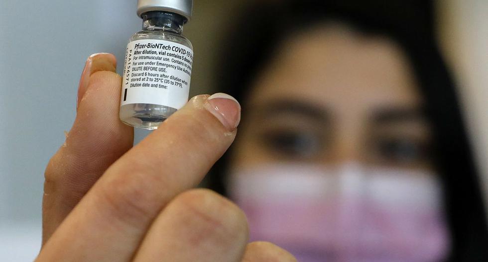 Una enfermera muestra un frasco de la vacuna Pfizer-BioNTech contra el coronavirus COVID-19. (Foto de AHMAD GHARABLI / AFP).