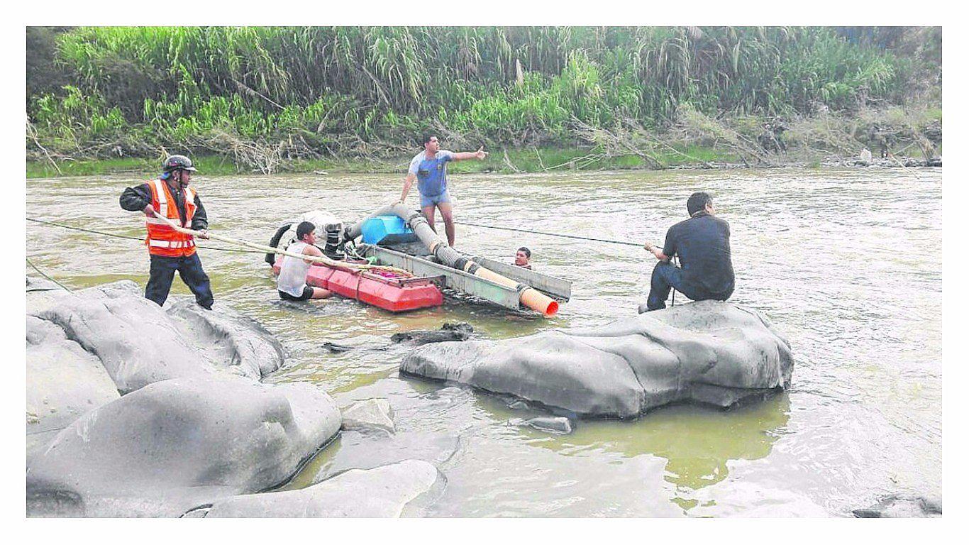 Los mineros ilegales siguen contaminando las aguas de los afluentes del río Chira 