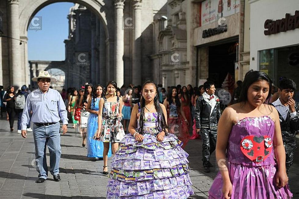 Niños y adolescentes desfilaron con trajes hecho con material reciclado en  la Plaza de Armas (FOTOS) | EDICION | CORREO