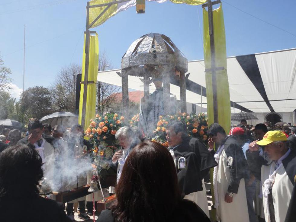 Con alfombras y tunantada, miles veneran a Santo Domingo de Guzmán 