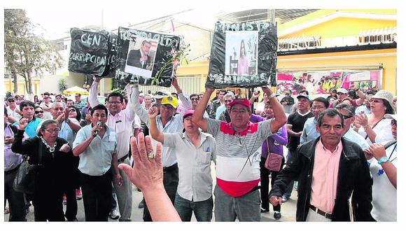 Multitudinaria manifestación de docentes de región en Piura