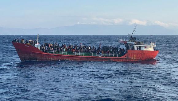 Esta foto del folleto publicada por la Guardia Costera Helénica el 29 de octubre de 2021 muestra un barco que transportaba migrantes durante una operación de rescate frente a la isla de Creta. (Foto de GUARDIA COSTERA HELÉNICA / AFP)