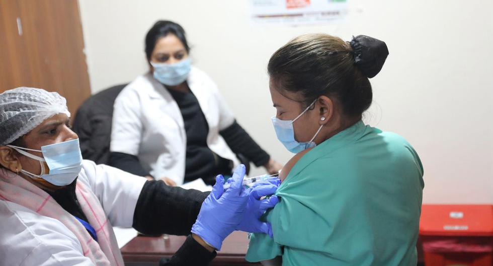 Un trabajador de la salud recibe una primera dosis de la vacuna contra el coronavirus en el Hospital de Super Especialidades Yatharth cerca de Nueva Delhi, India, el 22 de enero de 2021. (EFE/EPA/HARISH TYAGI).