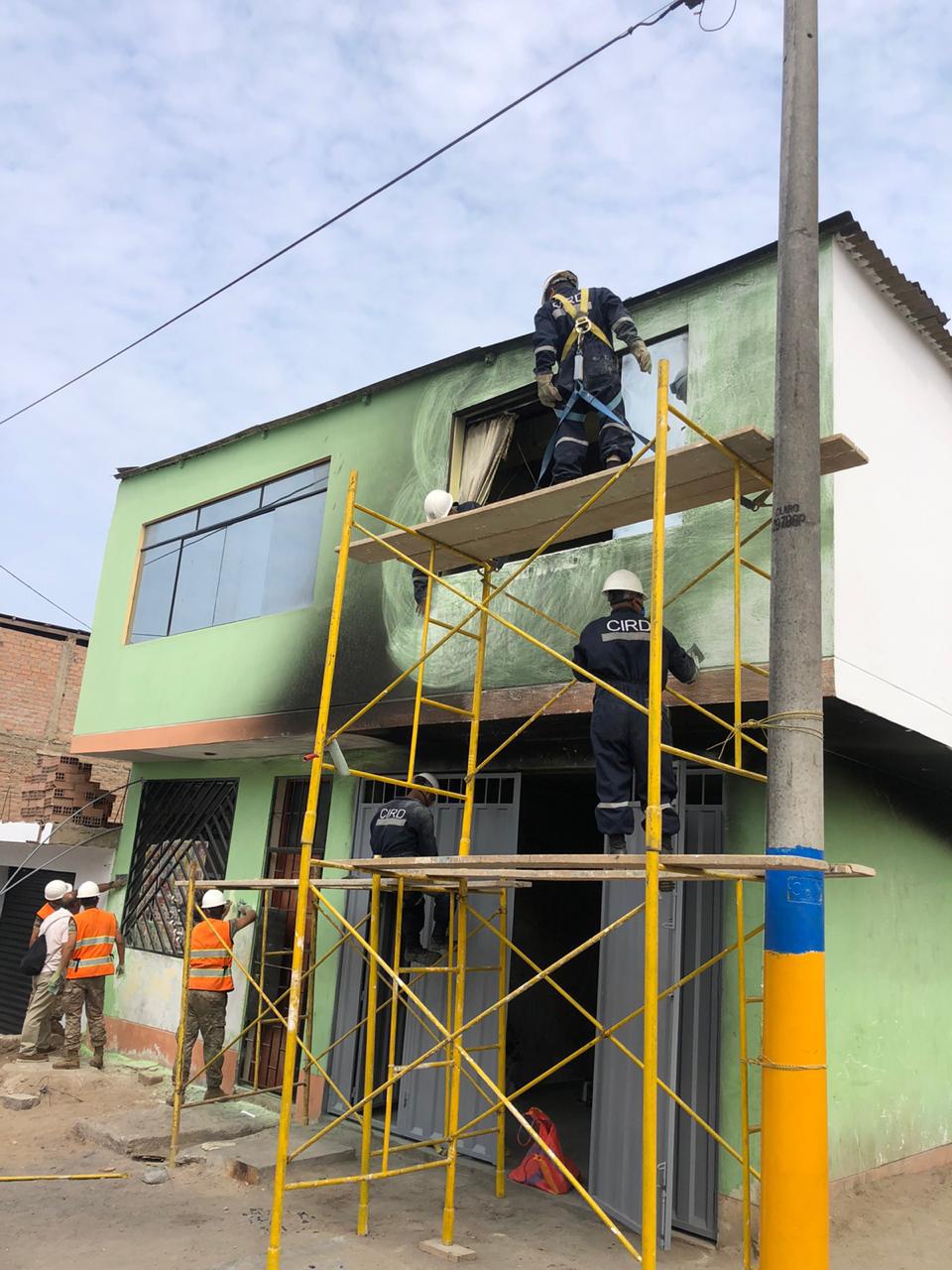 El sábado 15 de febrero personal del Ejército del Perú inició los trabajos de demolición de dos viviendas inhabitables en Villa El Salvador. (Foto: Ejército del Perú)