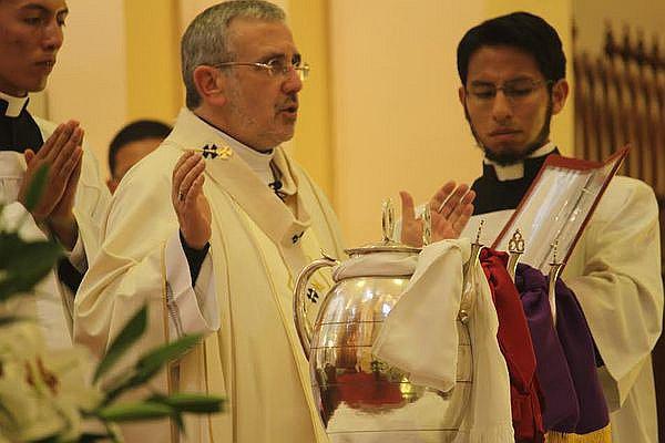 Arzobispo de Arequipa preside misa crismal en Semana Santa