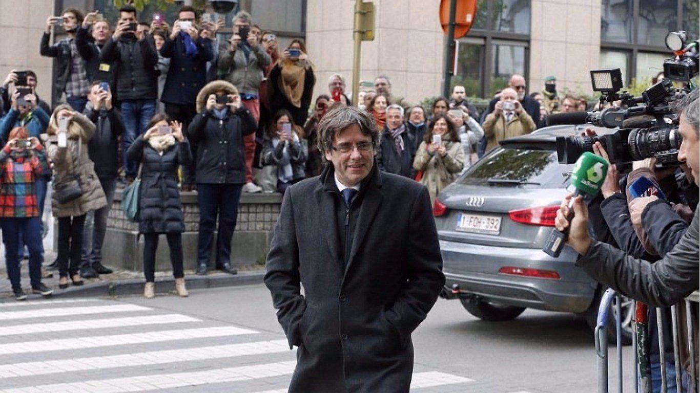 Puigdemont reaparece en público, pero fue sorprendido por reacción de la gente (VIDEO)