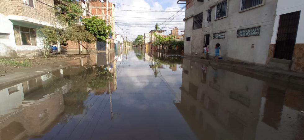 Calles, avenidas y viviendas amanecieron inundadas tras soportar una intensa precipitación en horas de la madrugada.