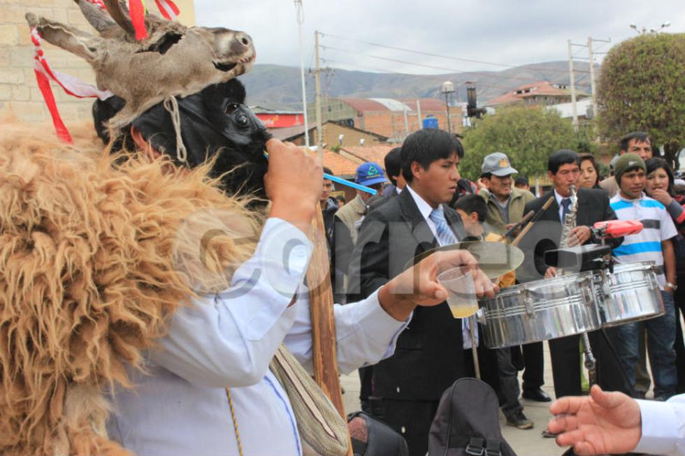 Residentes acobambinos despiden el año con chicha y zapateo