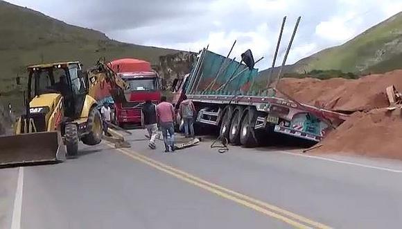 Tráiler se despista en carretera Central dejando regado cargamento de aserrín (VIDEO)
