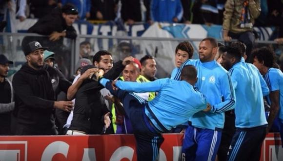 Europa League: Patrice Evra agredió con salvaje patada a hincha de su equipo (VIDEO)