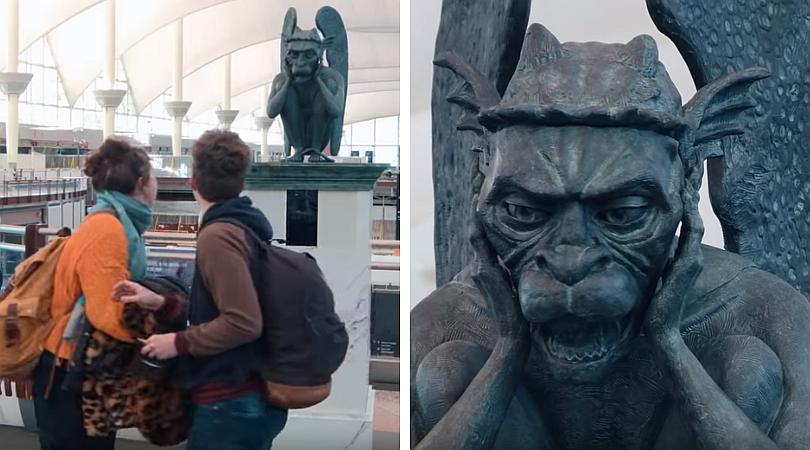 Gárgola parlante conversa con pasajeros y curiosos en un aeropuerto