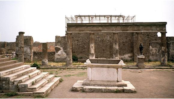 Denunciada una joven por intentar robar partes de un mosaico en Pompeya
