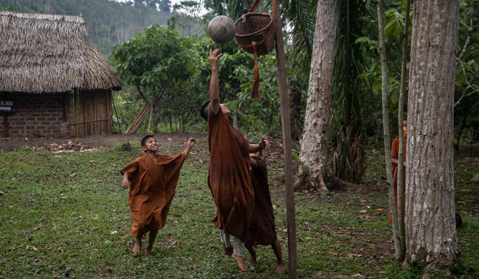 Los pobladores de Sonomoro tienden a realizar un juego recreativo muy parecido al básquetbol, consiste en encestar un balón en uno de los sacos que ellos mismos elaboraron. Foto: César Campos / @photo.gec