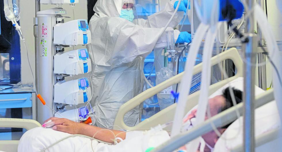 Imagen referencial. Una enfermera de la unidad de cuidados intensivos (UCI) del Hospital Morales Meseguer de Murcia atiende a un paciente infectado con COVID-19. (EFE/Marcial Guillén).