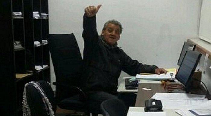 Facebook: se tomó foto en oficina, pero este detalle lo aterró (FOTO)