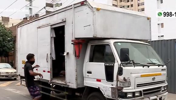 Autoridades de Magdalena del Mar brindan ayuda a familias venezolanas que vivían en un camión durante cuarentena (Captura: América Noticias)
