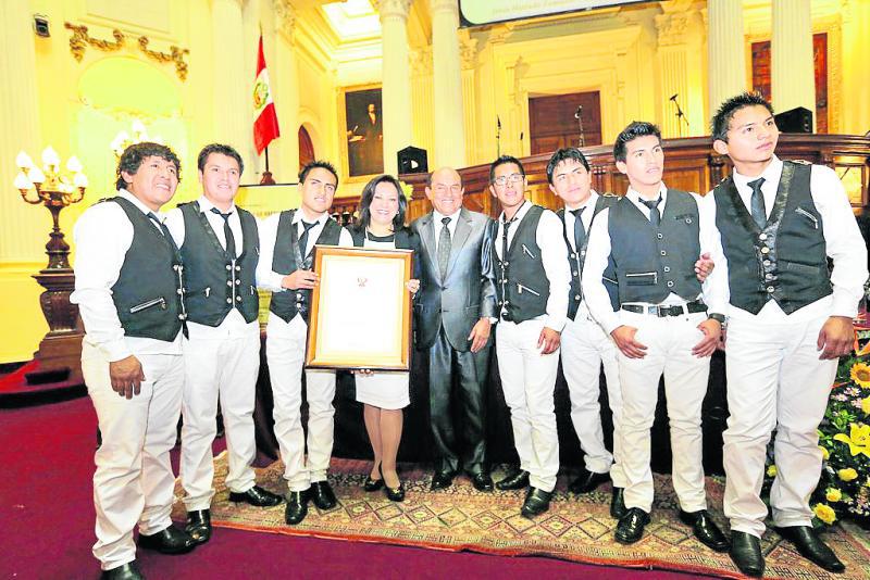 Grupo de música andina 'Raíces' es premiado por el Congreso