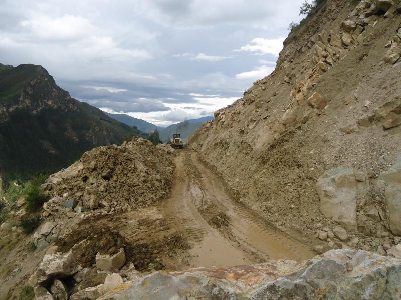 Urge la construcción de muros de contención en faldas de cerro