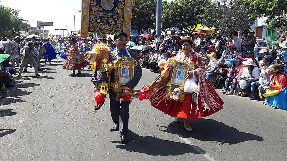 Más de 15 bloques rinden honores a Santa Rosa en gran parada folclórica