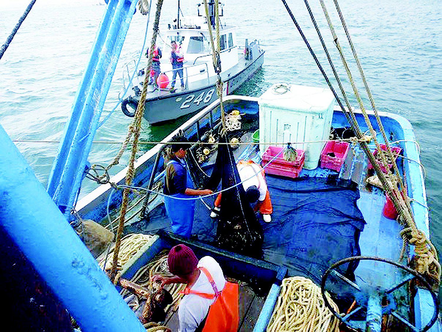 Los pescadores artesanales están enfrentados con los bolicheros