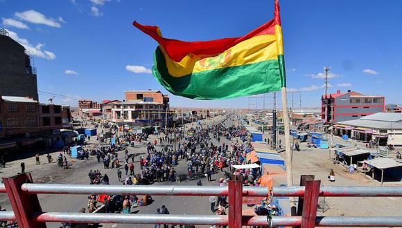 Uno de los bloqueos en una vía que une El Alto con La Paz, registrado el último miércoles. Según el Gobierno, este viernes iban cesando las manifestaciones. (Foto: EFE)