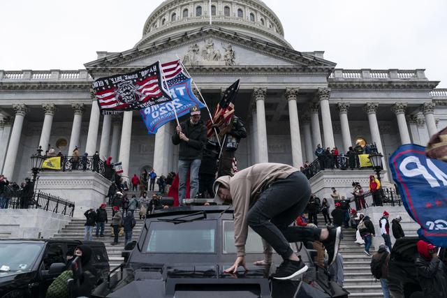 En esta foto de archivo tomada el 6 de enero de 2021, Los partidarios del presidente de Estados Unidos, Donald Trump, protestan frente al Capitolio. (Foto: AFP)
