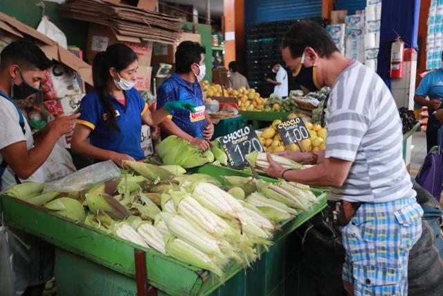 Los hombres acataron las medidas impuestas por el Gobierno, entre ellas, utilizar mascarillas para salir de sus hogares. (Foto: GEC)