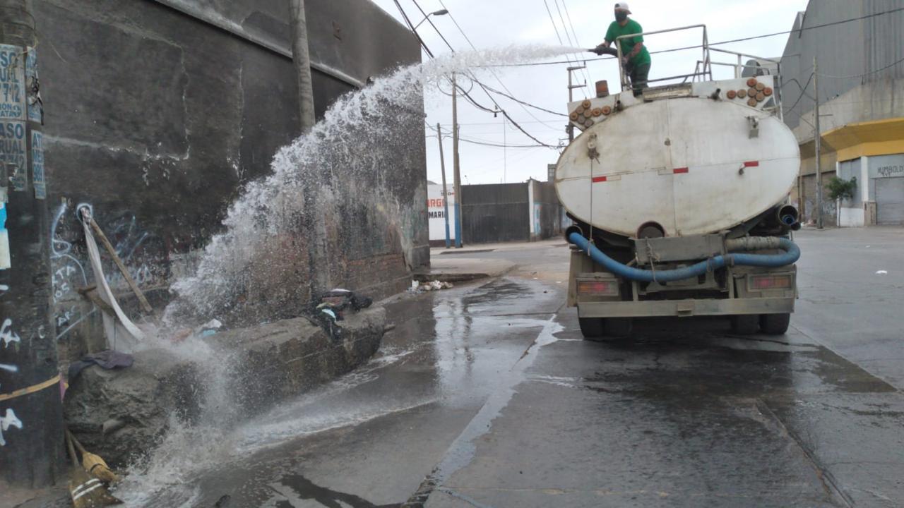 La Municipalidad de La Victoria realizó este miércoles labores de limpieza y desinfección en los mercados, centros de salud y diversos espacios públicos del distrito. (Foto: Municipalidad de La Victoria)