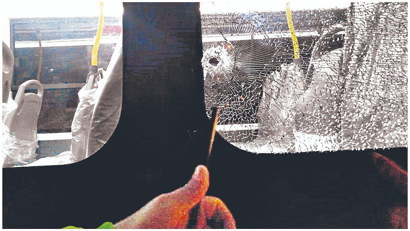 Delincuentes disparan contra un microbús que iba con 15 pasajeros