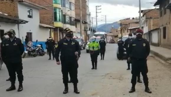 Cajamarca: coronel PNP Alberto Laureano Espíritu rindió honores fúnebres a los familiares de los policías fallecidos. (Foto: Captura de video | Portafolio Periodístico)