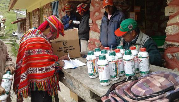 Ayudan a agricultores afectados por lluvias en Cusco
