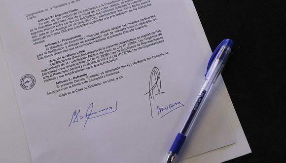 Martín Vizcarra publicó en redes sociales el decreto para las elecciones 2021 con su firma. (Foto: Twitter)