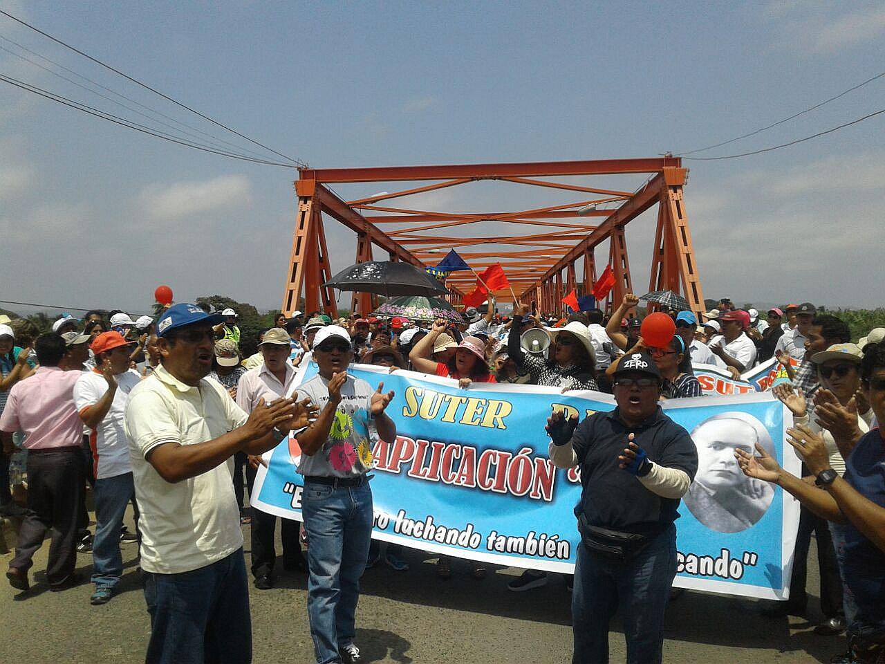 Tumbes: Profesores toman por más de una hora el puente principal de la ciudad