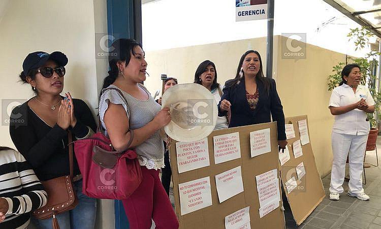 Profesionales del IREN Sur realizan plantón para exigir nivelación de sueldos (VIDEO)