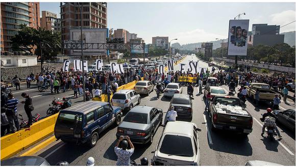 Venezuela: Capriles y otros opositores bloquean autopista para exigir elecciones adelantadas