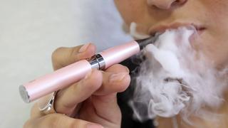 Presentan proyecto de ley que regula el uso de los cigarrillos electrónicos