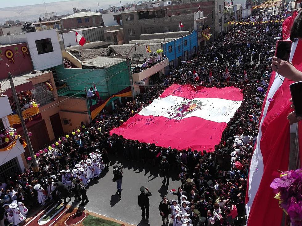(Foto) Tradicional paseo de la bandera revive el patriotismo de los tacneños