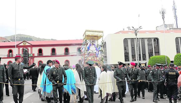 Alferado pide salud y paz para Puno en la procesión de la virgen