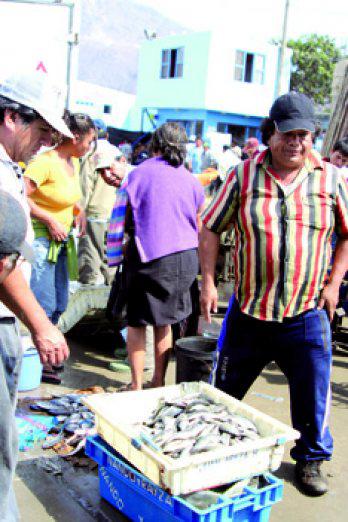 Pescadores toman muelle
